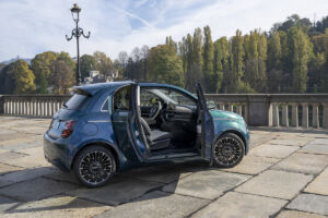 Nový Fiat 500 Hybrid 3+1: mestské auto s unikátnymi dverami